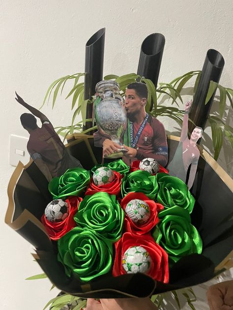 Soccer Ramos For Guys, Boy Ramos, Ramos For Guys, Man Flowers, Forever Flower Bouquets, Satin Flowers Diy, Roses Bouquet Gift, Spiderman Gifts, Flowers For Men