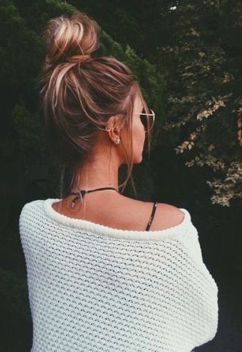 Unsurprisingly, the messy bun makes an appearance Chignon Updo, 5 Minute Hairstyles, Messy Bun Hairstyles, Hair Envy, Grunge Hair, Messy Hairstyles, Top Knot, Hair Dos, Hair Day