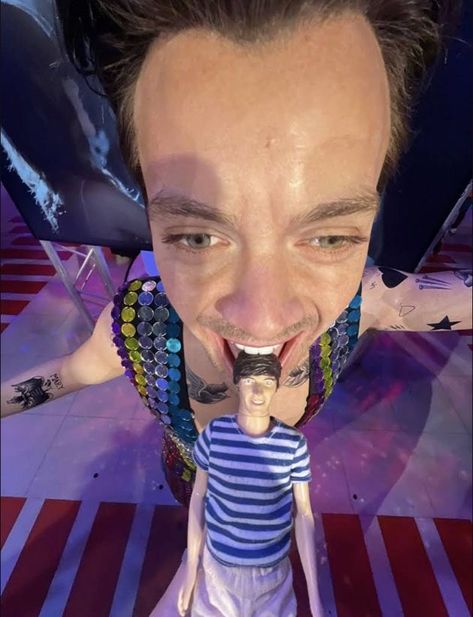 #harrystyles #louistomlinson Harry And Louis, Harry Styles Pictures, Laugh Out Loud, To Laugh, Sense Of Humor, Out Loud, Get Ready, Harry Styles, Humor