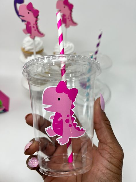 Personalized Dinosaur Birthday Decorations | Dinosaur Party Cups | Party Cups Personalized | Party Cups with Lids | Custom Party Cups | Dinosaur Birthday Theme  - 16oz personalized clear plastic cups  - disposable cups  - outside decals are waterproof vinyl  - INCLUDES the Lids and straws  And for my DIYs party planner you can also just order the decals in our shop Click here for more of our Dinosaur decorations: https://www.etsy.com/shop/DesignsbyIvyRose?ref=profile_header&search_query=Dinosaur Donut And Dinosaurs Birthday Party, Girly Dinosaur Party, Personalized Party Cups, Dinosaur Birthday Party Food, Vinyl Party, Dinosaur Decorations, Cups Vinyl, Custom Party Cups, Dinosaur Birthday Decorations