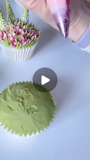 Easy Floral Cupcakes, Blue Floral Cupcakes, Edible Paint For Cakes, Cupcake Techniques, Easy Flower Cupcakes, Wildflower Cupcakes, Flower Frosting, Textured Buttercream Cake, Buttercream Tutorials