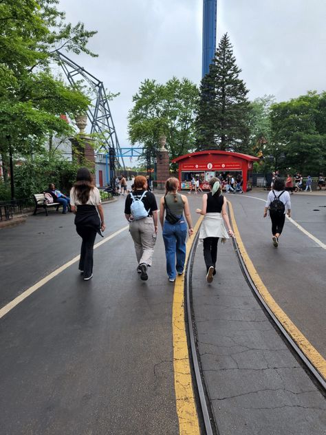 Amusment Parks Aesthetic With Friends, Six Flags With Friends, Theme Park With Friends, Amusement Park With Friends, Rollercoaster Outfit, Six Flags Outfit Summer Amusement Parks, Theme Park Photo Ideas, Amusement Park Photo Ideas, Amusement Park Aesthetic Outfit