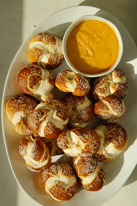 Fall party appetizer or game day snack idea. Homemade soft salted pretzel twists & beer cheese dip. Bread Recipes Pumpkin, Spicy Beer Cheese, No Knead Bread Dutch Oven, Pretzel Dips, Focaccia Bread Recipes, Fall Party Appetizers, Bread Loaf Recipes, Pretzel Balls, Naan Bread Recipes