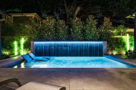 Modern Pool Waterfall Wall, Pool Waterfall Wall, Modern Pool Ideas, Zen Pool, Lanai Design, Pool With Waterfall, Swimming Pool Waterfall, Water Wall Fountain, Water Fountain Design