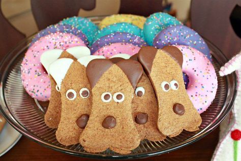 Dog Biscuit Decorating, Pizza Dog Treats, Dog Donut Treats, Dog Friendly Birthday Treats, Dog Treats Decorated, Cookies Shaped Like Dogs, Homemade Dog Cookies, Dog Treats Homemade Easy, Pet Treats Recipes