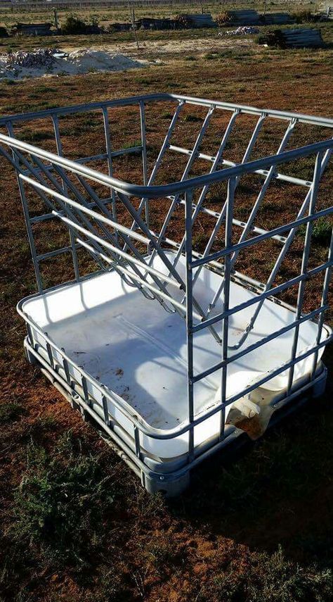 This is a clever use of a 275-300 gal pallet tank. Sheep Feeders, Goat Feeder, Horse Feeder, Goat Shelter, Goat House, Goat Barn, Summer Mantle, Hay Feeder, Dairy Goats