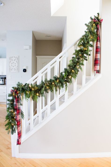 Christmas Tree Inspiration Modern, Christmas Garland Staircase, Christmas Stairs Decorations, Christmas Staircase Decor, Christmas Stairs, Christmas Staircase, Faux Christmas, Christmas Farmhouse, Christmas Tree Inspiration