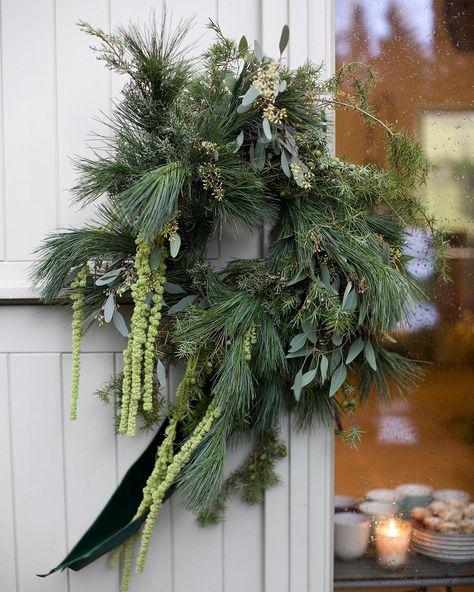 CHRISTMAS WREATH WORKSHOPS ❄️🌲 Join us for a couple of hours to get into the swing of the festive season and create your very own… | Instagram Amaranthus Wreath, Live Christmas Wreaths, Fresh Christmas Wreath, Christmas Composition, Deco Christmas, Winter Foliage, Christmas Bouquet, Christmas Flower Arrangements, Country Christmas Decorations