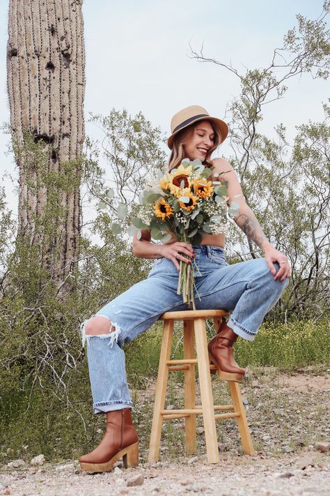 Flower Top Photoshoot Poses, Pose Ideas Group, Flower Bouquet Photoshoot, Flower Top Photoshoot, Empowerment Photoshoot, Jeans Tips, Senior Casuals, Empowerment Photography, Top Photoshoot