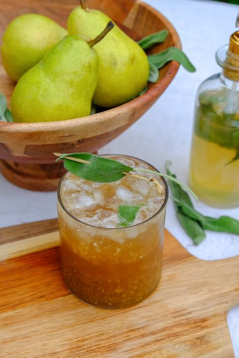 Bourbon Pear Cider Cocktail - The Southern Millennial Cozy Fall Drinks, Cider Cocktail Recipes, Simple Cocktail Recipes, Bourbon Cider, Cider Cocktail, Pear Cocktails, Seasonal Cocktails, Breakfast Cocktails, Pear Cider