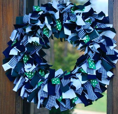 school spirit rag wreath, crafts, how to, wreaths School Spirit Crafts, Razorback Wreath, Rag Wreath Tutorial, Spirit Stick, Rag Wreaths, Diy School, Wire Wreath Forms, Diy Burlap, Fabric Wreath