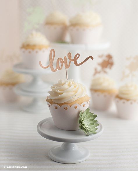 DIY Wedding Cake and Cupcake Topper Wedding Cupcakes Fondant, Diy Wedding Cupcakes, Buffet Dessert, Cricut Cake, Wedding Cupcake Toppers, Diy Wedding Cake, Torte Cupcake, Diy Cake Topper, Bridal Shower Diy