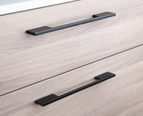 black anodised drawer handle  Black handles Modern Kitchen Door Handles, Modern Kitchen Door, Black Kitchen Handles, White Oak Kitchen, Kitchen Cupboard Handles, Black Door Handles, Stainless Kitchen, Kitchen Door Handles, Прикроватные Тумбочки