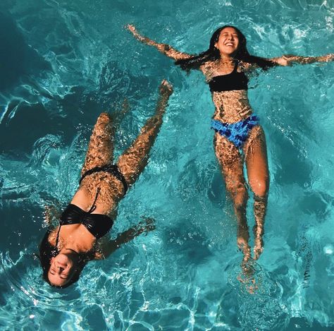 #besties #bikinizone #beach #swimmingpool #poses #bikiniposes #fashion Duo Pool Pics, Pool Friends Photoshoot, Pool Photos With Bestie, Swimming With Bestie, Bestie Swimsuit Pics, Poses Portrait, Pool Poses, Wolf Lodge, Summer Picture Poses