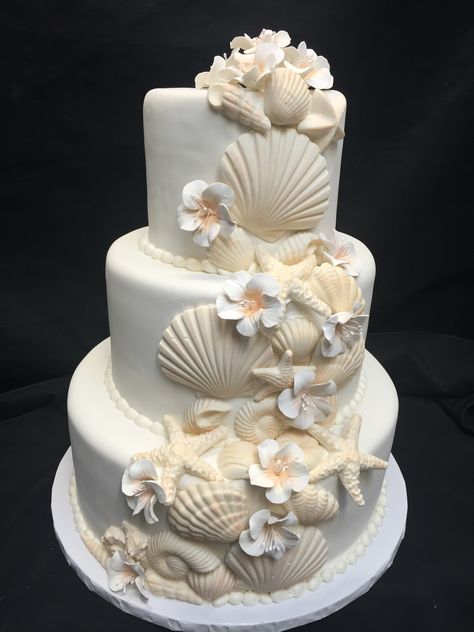 Wedding Cake Beach Elegant, Simple Beach Wedding Cake, Ocean Wedding Cake Ideas, Shell Wedding Cake, Wedding Cake Seashell, Seashell Wedding Cake, Wedding Cake Designs Simple, Beach Theme Wedding Cakes, Gamer Wedding