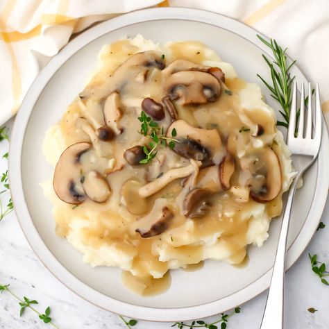 Vegan Stock, Simple Mashed Potatoes, Vegan Gravy Recipe, Vegan Brown Gravy, Vegetarian Mushroom Gravy, Amaranth Recipes, Vegan Mushroom Gravy, Mashed Potatoes And Gravy, Potatoes And Gravy