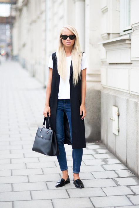 Cute Spring Date Outfit Ideas - a casual white t-shirt worn under a sleek black  longline vest, styled with skinny jeans + black loafers and a chic leather tote bag Long Vest Outfit, T Shirt Branca, Fall Fashion Coats, Giovanna Battaglia, Sleeveless Blazer, Winter Vest, Style Blazer, Boyfriend Jean, Mode Casual