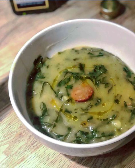 Caldo Verde Recipe, Portuguese Kale Soup, Portuguese Soup, Kale Soup Recipes, Brazilian Recipes, Portugal Food, Green Soup, Kale Soup, Spinach Soup