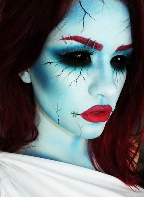 Dramatic Halloween face paint // Halloween makeup ideas Beautiful Halloween Makeup, Make Up Diy, Makeup Clown, Halloween Makeup Clown, Halloween Makeup Look, Halloweenský Makeup, Halloween Make-up Looks, Theatre Makeup, Best Friend Halloween Costumes