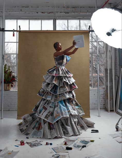 Newspaper Dress Fashion, Newspaper Dress Diy, News Paper Dress, Recycled Fashion Diy, Recycled Gown, Newspaper Dress, Crazy Dresses, Recycled Dress, Creative Photoshoot