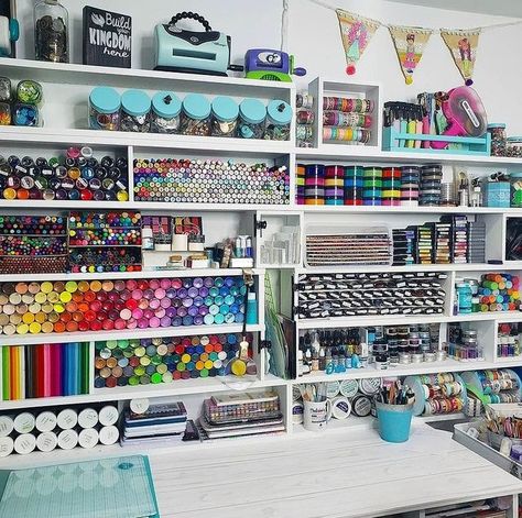 Craft Room Inspo on Instagram: "We love this storage solution with all the supplies at easy reach 🤗 • 📷 @orlisalonso" Craft Desk Ideas, Artsy Desk, Diy Craft Desk, Diamond Storage, Quilt Room Organization, Diy Crafts Desk, Functional Crafts, Painted Bookshelves, Quilt Room