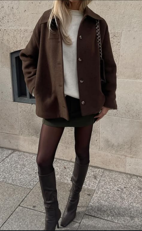 Rome Fashion Winter, Rome In Winter Outfits, Rome Winter Outfits, Classic Aesthetic Outfits, Rome Outfits Winter, Italian Winter Fashion, Chic City Outfits, Winery Outfit Winter, Boarding School Outfits