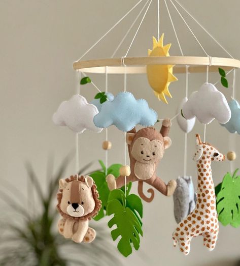 Safari Felt Mobile, Animal Mobile Nursery, Safari Baby Room, Modern Nursery Furniture, Handmade Baby Items, Felt Craft Projects, Diy Crafts Love, Baby Room Inspiration, Baby Knitwear