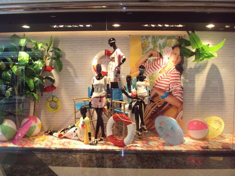 Mannequin Display, Glam Living, Visual Display, Window Display, Visual Merchandising, Decoration Design, Cozy House, Quick Saves, Design