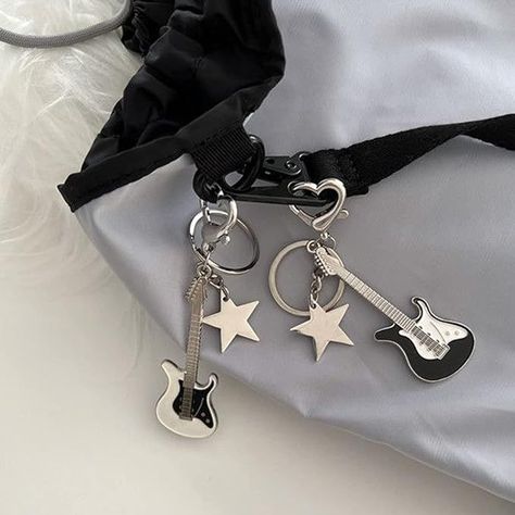 Cute Black and White Guitar Shaped Keyrings with Little Stars Y2k Guitar, Guitar Keys, Harajuku Aesthetic, Punk Vintage, Celtic Knots, Fashion Pendant, Rock Punk, Vintage Star, Heart And Key