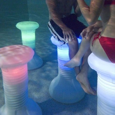 Light-up underwater pool chairs. Piscina Diy, Led Pool, Pool Chairs, Swim Up Bar, Pool Bar, Pool Floats, Pool Time, Decoration Originale, Pool Toys