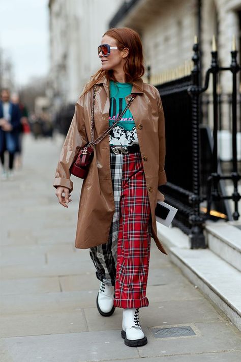 The Latest Street Style From London Fashion Week Fall 2018 | Who What Wear Grunge Street Style, Trendy Coat, Top Street Style, London Fashion Week Street Style, London Fashion Weeks, Street Style Grunge, London Street Style, Women Street, Autumn Street Style