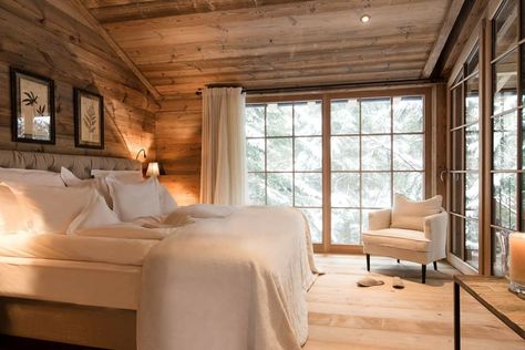 Luxury Tree Houses, Chalet Design, Cottage Bedroom, Design Del Prodotto, Log Homes, Cabin Decor, House Inspo, Luxury Bedding, Small Bedroom