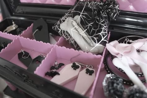 Pink And Black Goth, Pink Goth Aesthetic, Pastel Goth Room, Pink Vampire, Draculaura Aesthetic, Goth Room, Pink Emo, Girly Goth, Pink Goth