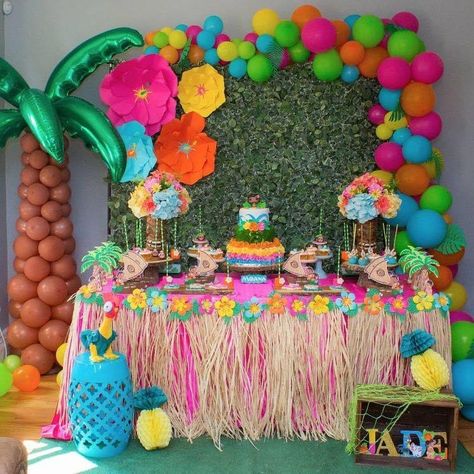 Aloha Theme Birthday Party, I’ll And Stitch Birthday Party, Luau Party Decorations Centerpieces, Hawaiian Balloon Decorations, 1st Luau Birthday Party, Luau Balloon Decorations, Hawaiian Birthday Party For Kids, Moana Pool Birthday Party, Hawaii Birthday Theme