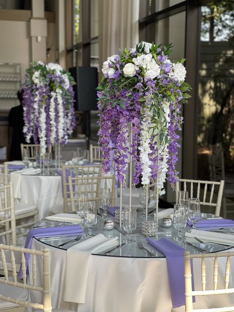 Lavender Wedding Decorations Table, 15 Birthday Ideas Decorations Purple, Mirror Table Decor, Lavender Wedding Decorations, Quince Centerpieces, Purple Wedding Reception, Lavender Wedding Theme, Wedding Theme Color Schemes, White Flower Arrangements