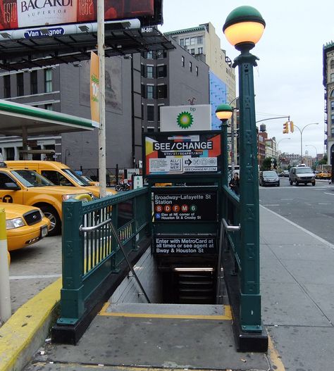 Subway Stairs, Subway Entrance, Nyc Underground, New York City Subway, Metro Subway, New York Subway, Street New York, Nyc Subway, Street Lamp