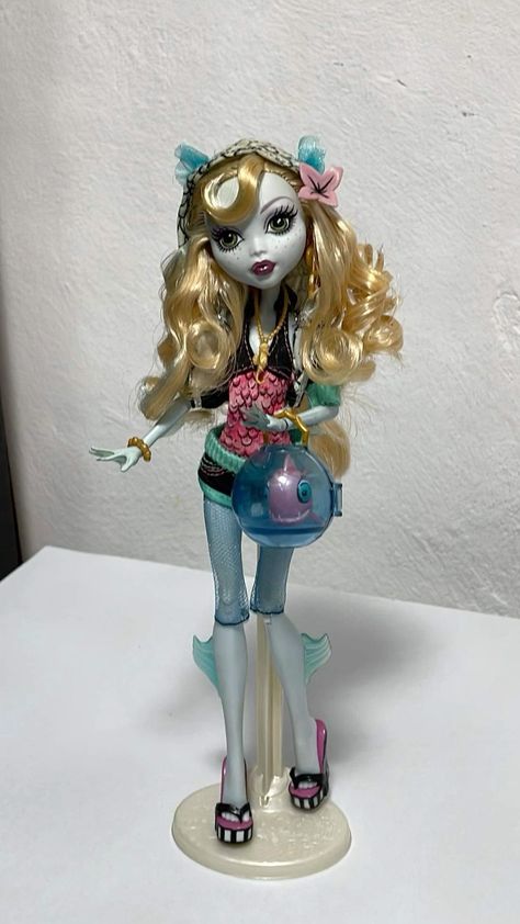 Old Monster High Dolls, Monster High Dolls Aesthetic, Lagoona Repaint, G1 Monster High, Monster High Lagoona, New Monster High Dolls, Mh Dolls, Monster High Pictures, Creepy Monster