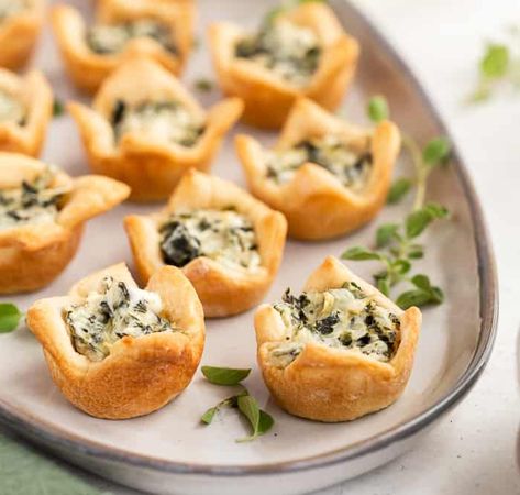 Spinach Artichoke Dip Bites Artichoke Dip Bites, Spinach Artichoke Bites, Fried Plantain Recipe, Artichoke Bites, Puff Pastry Crust, Pumpkin Bread Pudding, Plantain Recipes, Spinach Artichoke Dip, Spinach Dip