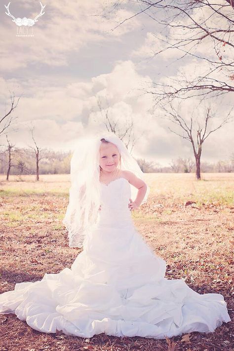 Daughter in moms wedding dress photo Photos Of Daughter In Wedding Dress, Toddler In Moms Wedding Dress, Daughter In Moms Wedding Dress, Daughter Wedding Dress Pictures, Baby In Wedding Dress, Wedding Dress Photoshoot, Baby Girl Drawing, Wedding Dress Photography, Mom Wedding Dress