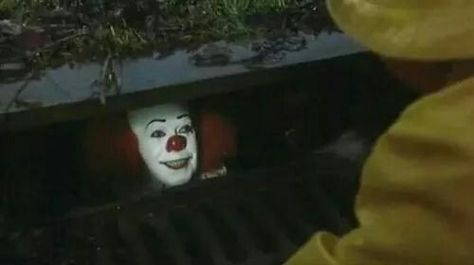 Pennywise in the sewer talking to Georgie. Dark Gif, Project Zero, Oppa Gangnam Style, Pennywise The Clown, Tim Curry, Pennywise The Dancing Clown, Creepy Clown, Scary Movies, Stephen King