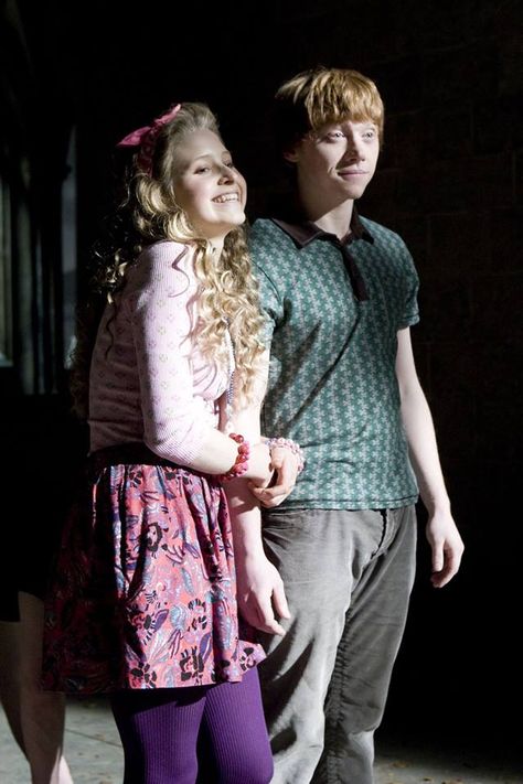 By the beginning of her sixth year, Lavender Brown had developed a crush on Ron Weasley. She complimented him, flirted with him, and wished him luck in his Quidditch games. After a particularly good performance in one of those games, Ron and Lavender ended up kissing. She called him "won-won." Philosopher Stone, Hery Potter, Harry Potter 6, Harry Potter Wiki, Welcome To Hogwarts, Moon Ga Young, Ronald Weasley, Lavender Brown, Images Harry Potter