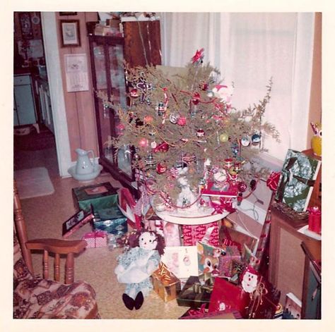 50 Photos Of Christmas Home Decor In The 1950s And 1960s Show How Much Things Have Changed Contemporary Christmas Decor, 1970s Christmas, Vintage Christmas Photos, Retro Christmas Decorations, Aluminum Christmas Tree, Tree Gifts, Santa Tree, 1950s Christmas, Christmas Pics