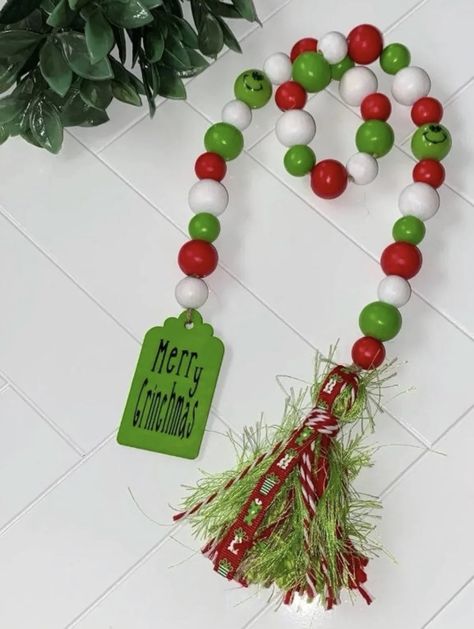 Grinch Bead Garland, Wooden Beads Diy, Christmas Bead Garland, Grinch Decorations, Beaded Christmas Decorations, Wood Beads Diy, Farmhouse Beads, Blessing Beads, Spool Crafts