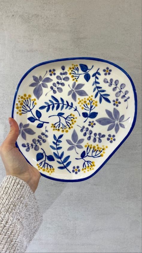 Bowl Art Painting Ceramic Pottery, Painting Ceramic Bowls Diy, Blue Pottery Painting Ideas, Ceramic Bowl Designs Paint, Hand Painted Ceramic Bowl, Pottery Platter Painting Ideas, Bowl Inspo Paint, Pottery Painting Tray, Simple Pottery Painting Ideas Plates