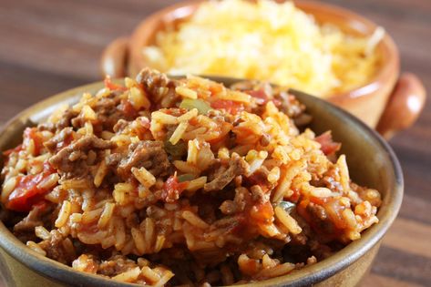 Our flavorful Spanish rice is made with ground beef, rice, onion, chili sauce, bacon, sugar, and green bell pepper. Crockpot Spanish Rice, Spanish Rice With Ground Beef, Spanish Rice Recipe With Ground Beef, Rice With Ground Beef, Bacon Rice, Spanish Rice Easy, Spanish Rice Recipe, Rice Recipes For Dinner, Beef Bacon