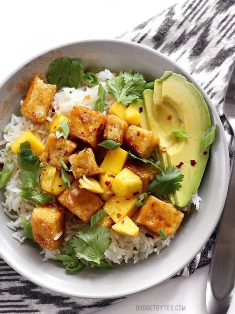 Mango Coconut Tofu Bowl #mango #tofu #bowlrecipes Mango Tofu, Coconut Tofu, Tofu Quinoa, Tofu Bowls, Lime Glaze, Plats Healthy, Coconut Bowls, Lunch Wraps, Budget Bytes