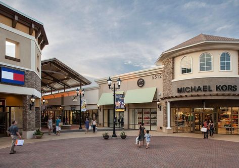 Bloxburg Mall, Soft Seating Area, Dog Station, Plaza Design, Modern Restaurant Design, Outlet Mall, Premium Outlets, Mall Design, Commercial Street