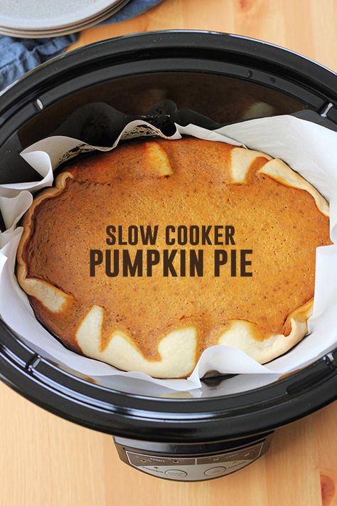 Slow Cooker Pumpkin Pie - Did you know you can make pie in a slow cooker? AMAZING and super simple! Crock Pot Pumpkin Pie, Slow Cooker Cheesecake, Crockpot Pie Recipes, Crockpot Pumpkin Pie, Pumpkin Crockpot Recipes, Crockpot Pumpkin Dessert, Crockpot Pie, Crockpot Cakes, Slow Cooker Pumpkin Pie