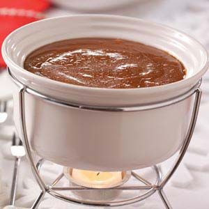 Caramel Apple Fondue Recipe.. serve with apples, bananas, peaches and multiple types of chopped nuts Caramel Fondue, Easy Fondue, Rice Krispie Bars, Flavored Butters, Fondue Night, Fondue Recipe, Party Bites, Fondue Party, Fondue Recipes