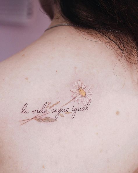 Daisy Tattoo Ideas, Daisy Tattoo Meaning, Daisy Tattoo Designs, Love Yourself Tattoo, Scale Tattoo, Daisy Tattoo, Tattoo Prices, Text Tattoo, Cute Little Tattoos